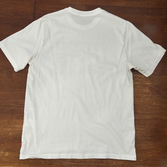 Levi’s Graphic Tee - Picture 2 of 6